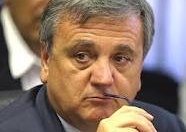 Sacconi: non si sostiene cos&igrave; la contrattazione aziendale
